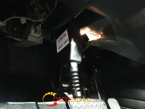 obdii connection 3 600x450 - How to find OBDII diagnostic socket location? - How to find OBDII diagnostic socket location?